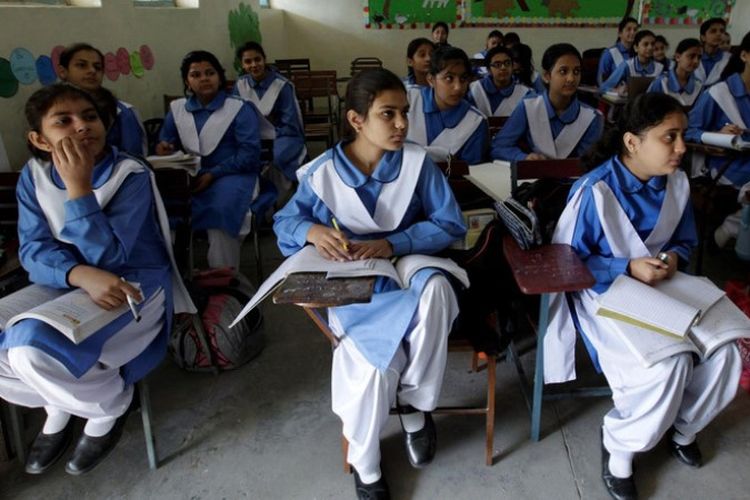 Suasana kelas di sekolah di Pakistan.