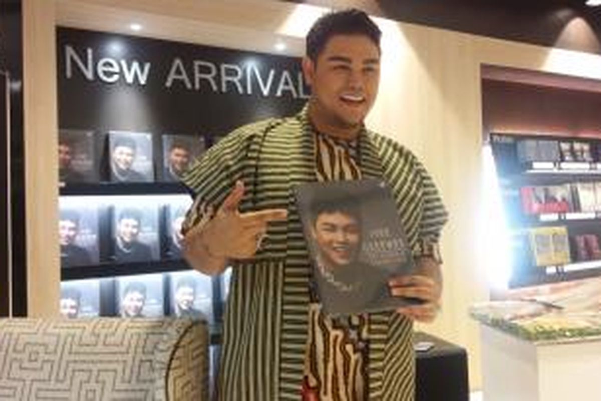 Ivan Gunawan meluncurkan bukunya yang berjudul Aku Berkarya dengan Cinta di Toko Buku Gramedia Central Park, Jakarta Barat, Rabu (11/11/2015) pagi.