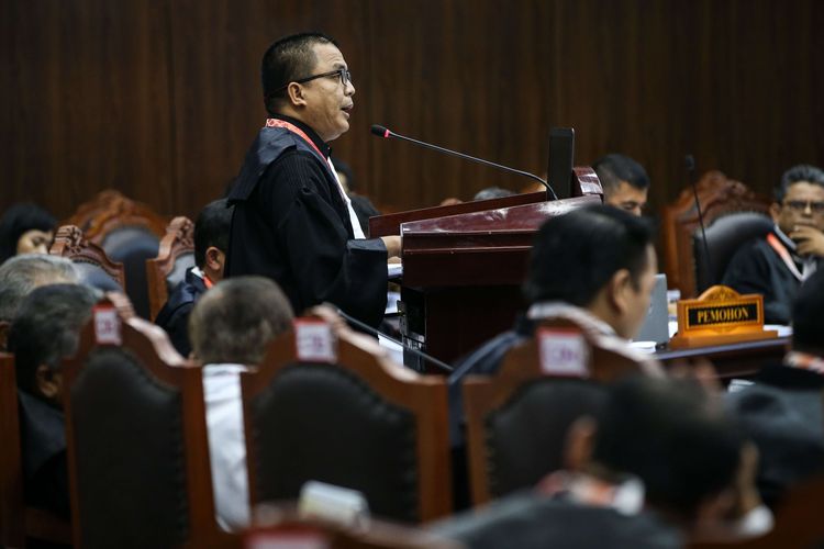 Anggota Tim Hukum pasangan Prabowo Subianto-Sandiaga Uno, Denny Indrayana hadir di sidang perdana sengketa pilpres 2019 di Gedung Mahkamah Konstitusi, Jakarta, Jumat (14/6/2019).