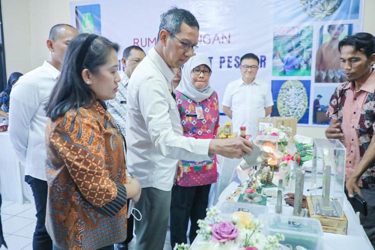 Penjabat (Pj) Gubernur DKI Jakarta Heru Budi Hartono melihat produk-produk UMKM milik masyarakat pesisir.
