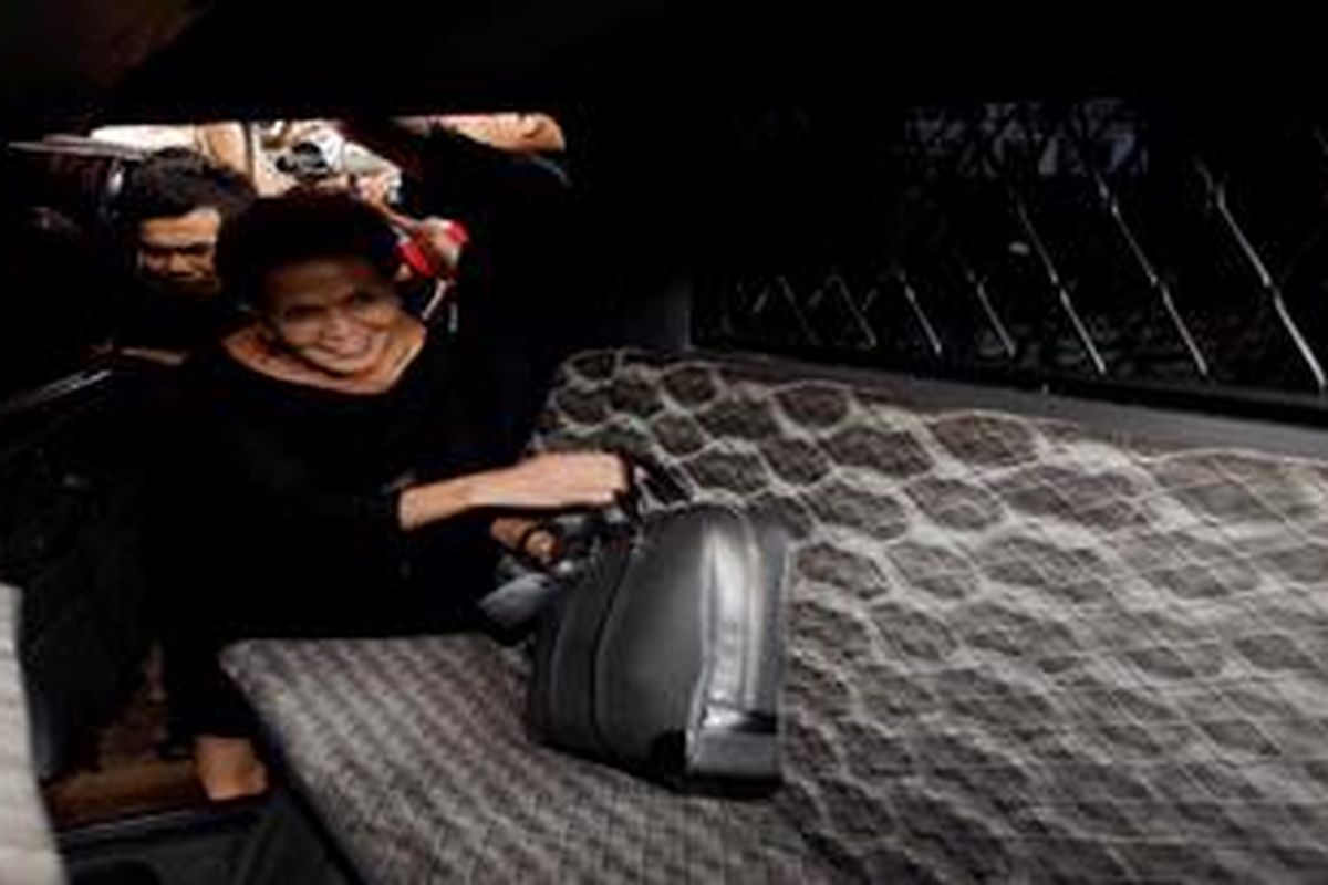 Tersangka, Miranda Goeltom keluar dari Gedung Komisi Pemberantasan Korupsi, Jakarta, Jumat (29/6/2012). Pemeriksaan terhadap mantan Deputi Gubernur Senior Bank Indonesia tersebut telah selesai dan siap untuk disidangkan.