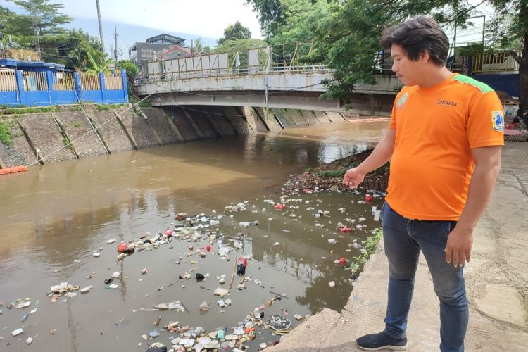 Holmes Simatupang (32), operator alat berat di pintu air Manggarai, Tebet, Jakarta Pusat. Holmes sedang menunjukan tumpukan sampah yang berada di pintu air Manggarai, Jumat (25/11/2022). 