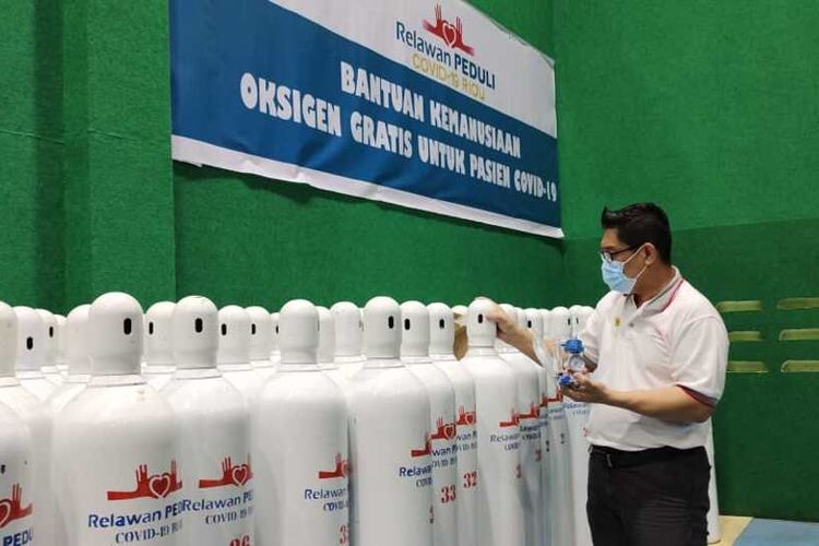 Relawan peduli Covid-19 Riau, Dirmanto, memperlihatkan stok tabung oksigen untuk dipinjamkan secara gratis kepada pasien Covid-19 di poskonya di Sekretariat IKPTB di Jalan Karya Indah, Kelurahan Air Hitam, Kecamatan Payung Sekaki, Kota Pekanbaru, Riau, Kamis (5/8/2021).