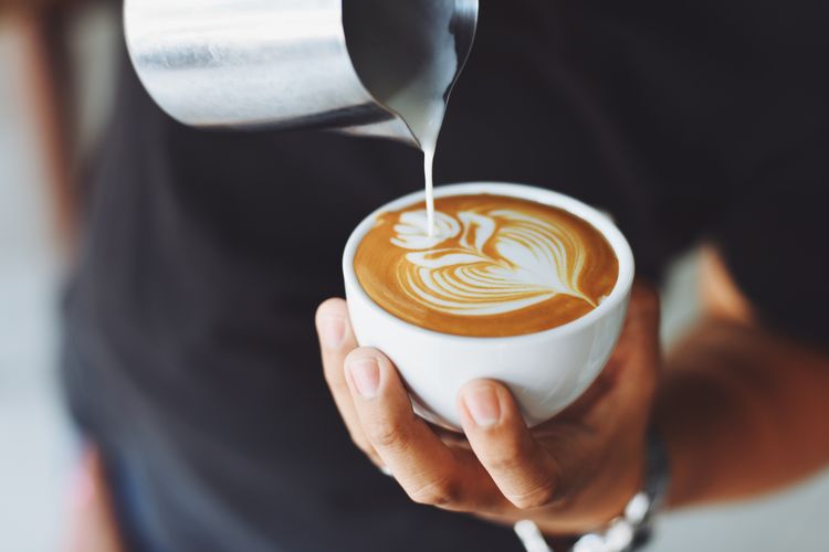 Oat milk belakangan sering dijadikan alternatif campuran kopi yang dianggap lebih sehat