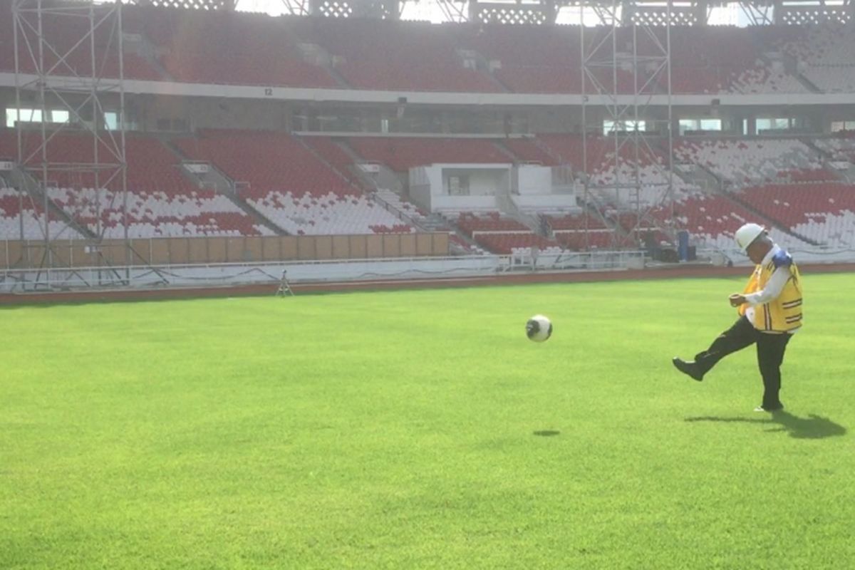 Menteri PUPR Basuki Hadimuljono saat menjajal tendangan pinalti di SU GBK, Kamis (23/11/2017).