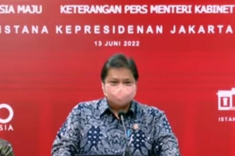 Menteri Koordinator Bidang Perekonomian, Airlangga Hartarto dalam konferensi pers PPKM di Istana Kepresidenan Jakarta, Senin (13/6/2022).