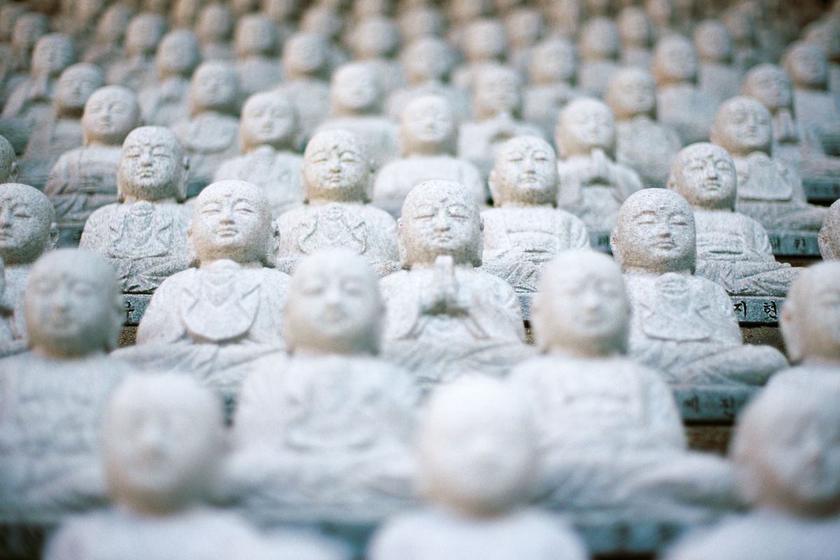 Ilustrasi patung biksu Buddha