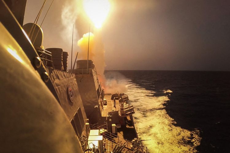 Kapal penghancur USS Carney (DDG 64) kelas Arleigh-Burke berpeluru kendali milik Amerika Serikat menggagalkan serangan rudal dan drone dari kelompok Houthi di Laut Merah pada 19 Oktober 2023.