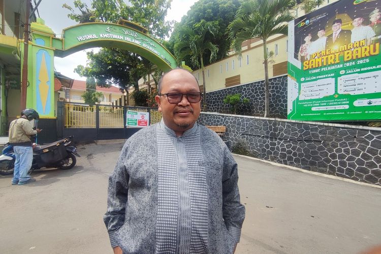 Ketua Divisi Humas Ponpes Husnul Khotimah Kabupaten Kuningan Jawa Barat memberikan keterangan terkait adanya santri yang meninggal dunia usai diduga mendapatkan penganiayaan, Rabu (6/12/2023)
