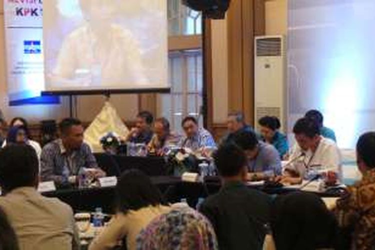Ketua Umum Partai Demokrat Susilo Bambang Yudhoyono kopi darat dengan netizen membahas revisi UU KPK, di Cibubur, Sabtu (20/2/2016).

