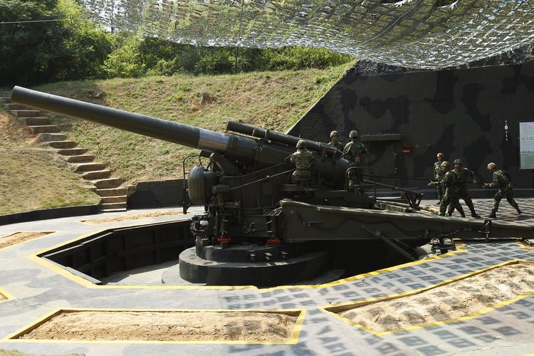 Peringatan ke-53 Krisis Selat Taiwan, mengenang pemboman besar-besaran di Pulau Kinmen pada 22 Agustus 2011 dengan mengisi ulang senjata Howitzer 240 mm saat latihan militer.