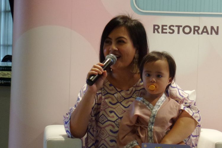 Penyanyi Cynthia Lamusu bersama putrinya Tatjana dalam sebuah acara peluncuran buku mengenai ASI untuk anak prematur di kawasan Menteng, Jakarta Pusat, Rabu (28/11/2018).