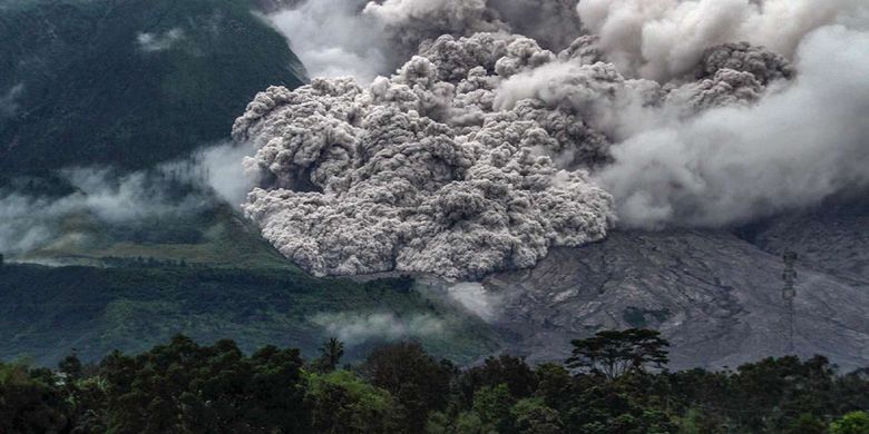 Letusan Gunung Sinabung terlihat dari Desa Tiga Pancur di Karo, Sumatera Utara, Jumat (3/11/2017). Pemerintah Kabupaten Karo masih menetapkan radius 5 kilometer dari kawasan Sinabung sebagai zona terlarang karena erupsi yang hampir terjadi setiap hari dengan tinggi kolom abu bervariasi.