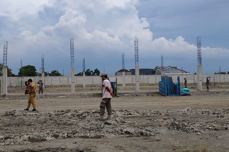 Satpol PP Pemkab Jombang, Jawa Timur, menghentikan pembangunan pabrik di Desa Gambiran, Kecamatan Mojoagung, Kabupaten Jombang, karena tidak mengantongi perizinan yang diperlukan, Selasa (30/9/2025).