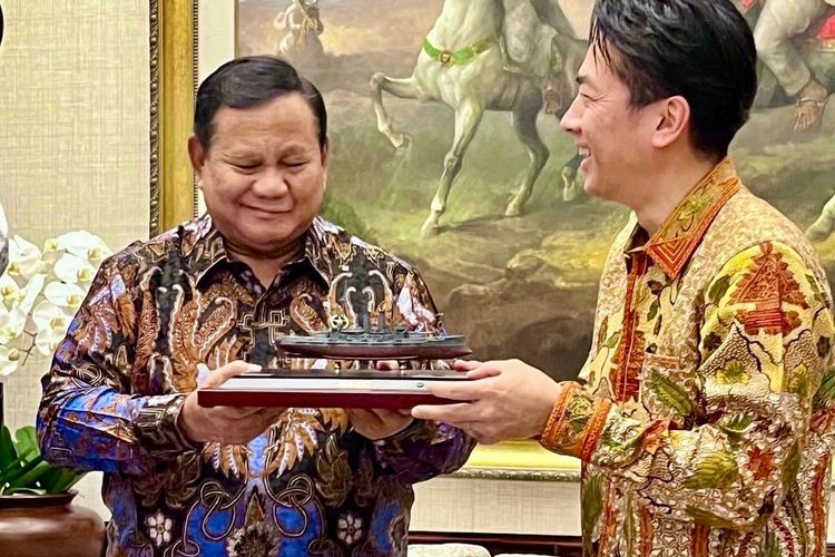 Momen Menhan Jepang Hadiahi Prabowo Miniatur Kapal Perang Mikasa dari Kampung Halamannya