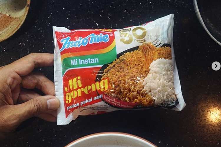 Ilustrasi Indomie goreng dengan nasi