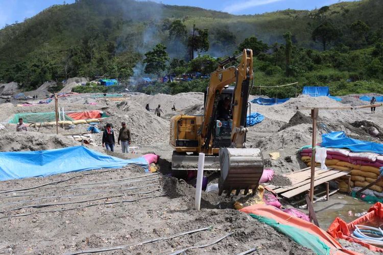 Aparat gabungan polisi dan TNI memusnahkan perlatan tambang ilegal di kawasan Gunung Botak, Kabupaten Buru Maluku, dnegan menggunakan alat berat, Sabtu (21/5/2022)