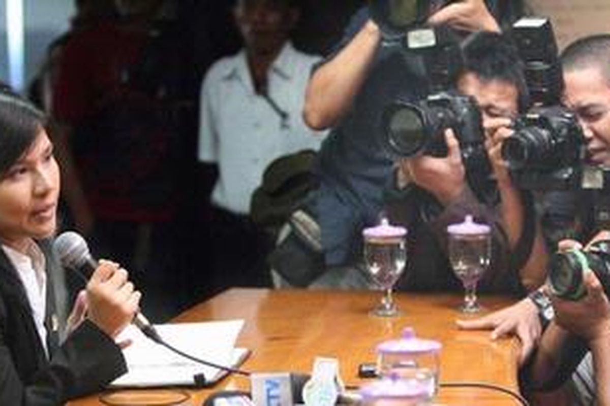 Anggota DPR dari Partai Demokrat, Theresia Ebenna Ezeria Pardede, yang juga seorang penyanyi dengan nama panggung Tere.