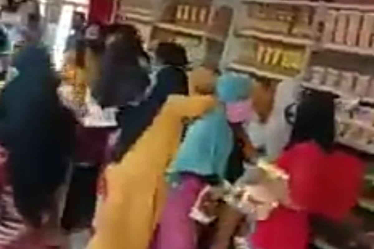 Tangkapan layar video unggahan di Facebook terkait kaum ibu berebut membeli minyak goreng di Pringsewu.