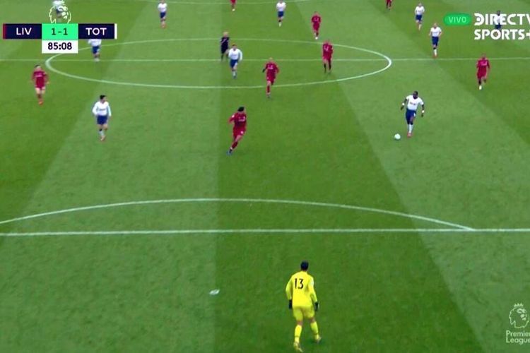 Momen bek Liverpool, Virgil van Dijk menghadapi serangan balik cepat Tottenham pada laga Liga Inggris, Minggu (31/3/2019).