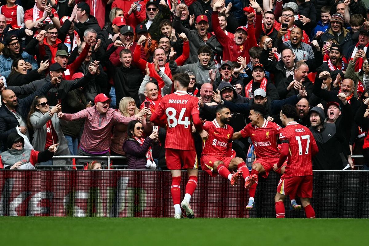 Penyerang Liverpool Luis Diaz (kedua dari kanan) merayakan gol bersama Curtis Jones (kanan), Mohamed Salah, dan Conor Bradley setelah mencetak gol pertama bagi timnya dalam pertandingan Liga Inggris antara Liverpool dan West Ham United di Anfield, Liverpool, Inggris barat laut pada 13 April 2025.