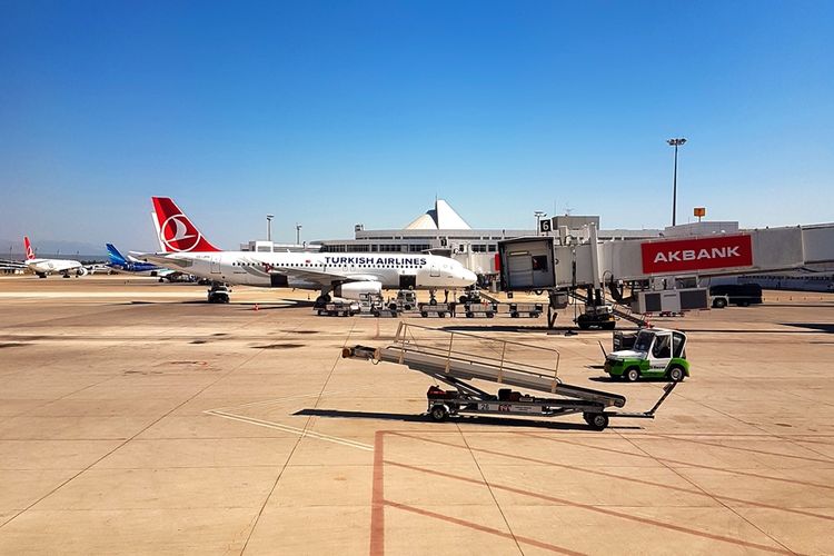 Pesawat terparkir di Bandara Antalya di Turki.