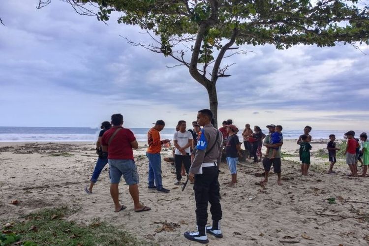 Suasana saat sejumlah anggota kepolisian bersama tim SAR gabungan dan masyarakat di lokasi pencarian korban tenggelam di Desa Biha, Pesisir Barat. Provinsi Lampung, Senin (1/4/2024).