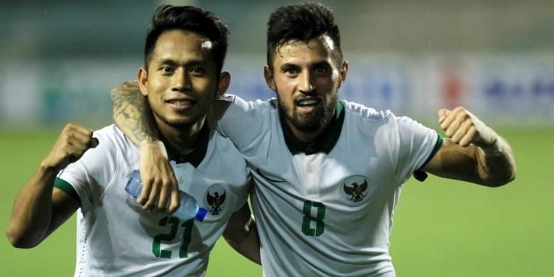 Andik Vermansah dan Stefano Lilipaly merayakan gol Indonesia ke gawang Singapura pada laga fase grup Piala AFF 2016, Jumat (25/11/2016).