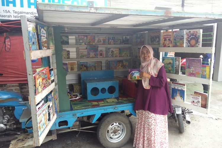 Heni Wardatur Rohmah menunjukan motor roda tiga yang dimodifikasi menjadi perpustakaan keliling