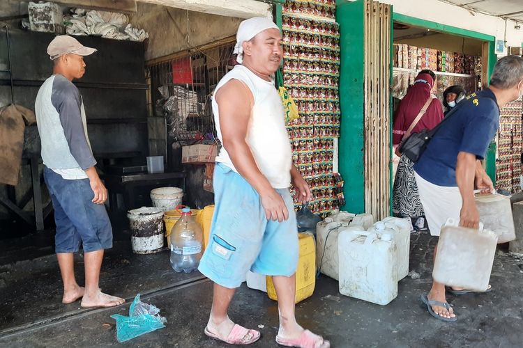 sebuah toko minyak goreng di kompleks Pasar Cepu, Kabupaten Blora, Rabu (29/6/2022)