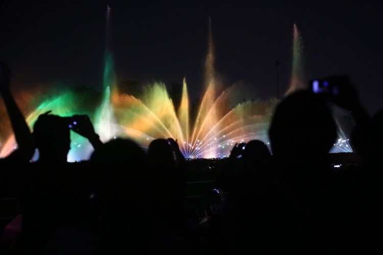 Warga menonton air mancur menari atau Jakarta Monas Fountain di Monas, Jakarta Pusat, Minggu (13/8/2017). Air mancur menari kembali diresmikan oleh Gubernur DKI Jakarta Djarot Saiful Hidayat setelah rampung diperbaiki sejak rusak pada 2009 lalu dan air mancur menari Monas akan 