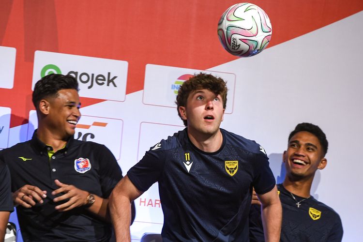 Pesepak bola Oxford United Ole Romeny (tengah) melakukan jugling yang disaksikan pesepak bola Oxford United Marselino Ferdinan (kanan) dan pesepak bola Thai Port FC  Irfan Fandi (kiri) saat menghadiri konferensi pers jelang Piala Presiden 2025 di Jakarta, Jumat (4/7/2025). Piala Presiden 2025 akan diikuti enam tim di antaranya juara Liga 1 Persib Bandung, Thailand Port FC dan klub sepak bola Inggris Oxford United yang akan berlangsung pada 6-13 Juli 2025. ANTARA FOTO/Muhammad Adimaja/nym.