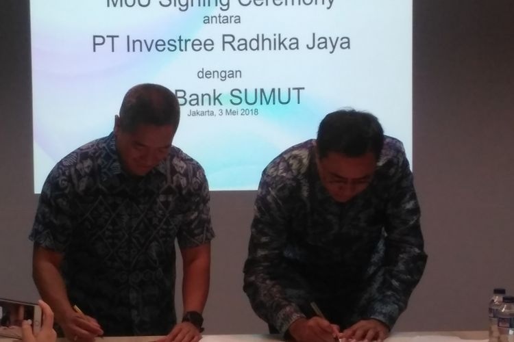 CEO Investree Adrian Gunadi bersama Dirut Bank Sumut Edie Rizliyanto menandatangani nota kesepakatan di Kantor Investree, AIA Central, Jakarta, Kamis (3/5/2018).