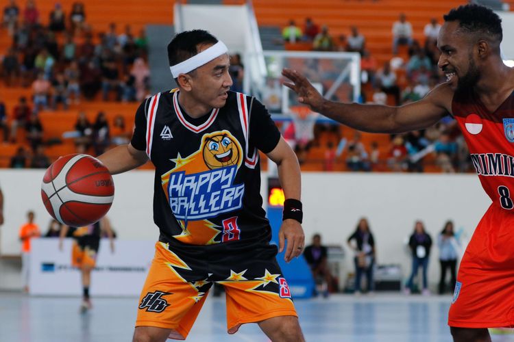 Suasana pertandingan basket antara pemain Happy Ballers dan Timika Basketball Community saat Basketball Fun Games yang diadakan PT Freeport di Mimika Sport Center, Timika, Papua, Sabtu (8/2/2020). Papua akan menjadi tuan rumah PON XX 2020 mendatang.