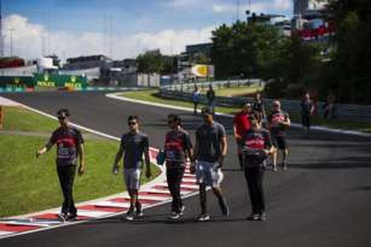 Pebalap Pertamina Campos Racing, Sean Gelael (Indonesia, 4 dari kiri) dan Mitch Evans (Selandia Baru, 2 dari kiri), menyusuri lintasan Hungaroring, Kamis (22/7/2016), sebagai persiapan menjalani GP Hongaria, 22-24 Juli.