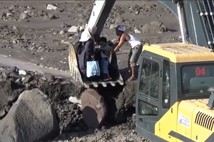 Jembatan Limpas Putus Diterjang Lahar Semeru, Warga Sumberlangsep Menyeberang Pakai Ekskavator