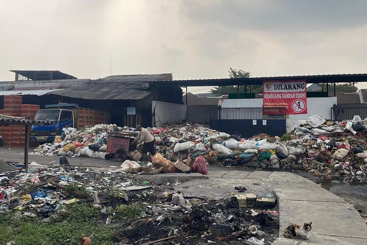 Sampah Menggunung hingga 3 Meter di Pasar Baleendah, Pedagang Keluhkan Omzet Merosot