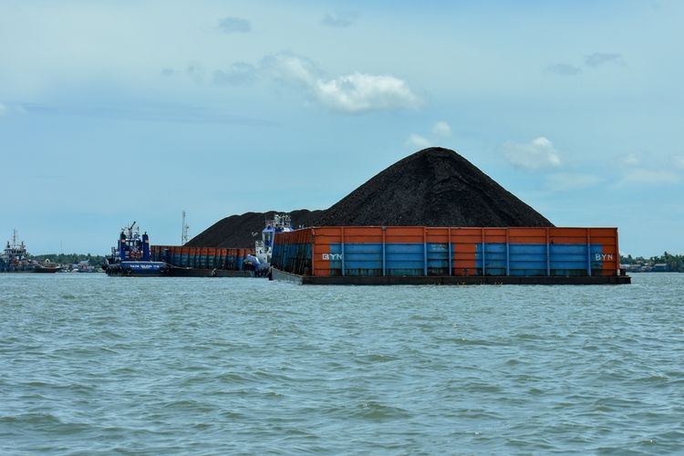 Ilustrasi pengangkutan batu bara dengan kapal.