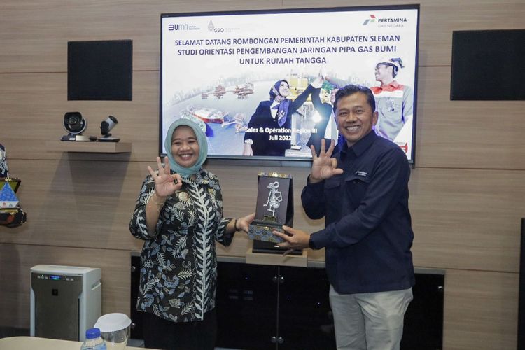 Bupati Sleman Kustini Sri Purnomo dan General Manager PT Perusahaan Gas Negara (PGN) Sales Operation Region (SOR) III Edi Armawiria.