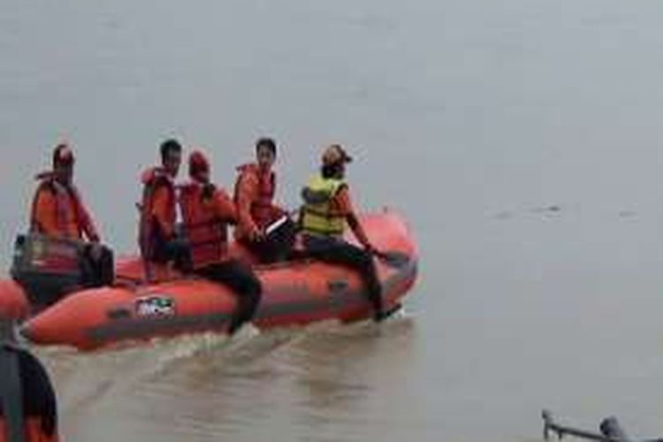 Siswi SMA yang terjatuh di jembatan Enrekang, Sulawesi Selatan, hingga kini masih terus dicari tim SAR di sungai Saddang.