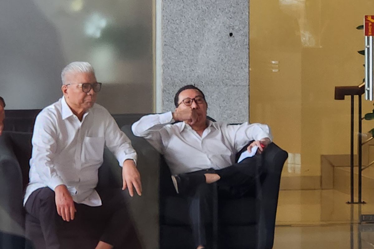 Pengusaha Djoko Tjandra (duduk di sebelah kanan) tiba di Gedung Merah Putih KPK, Jakarta, Rabu (9/4/2025). Djoko Tjandra bakal diperiksa sebagai saksi terkait kasus Harun Masiku.