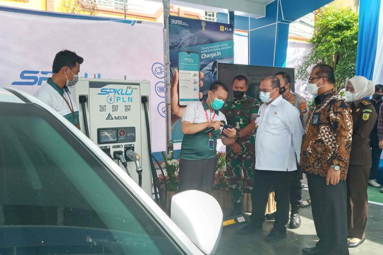 Peresmian stasiun pengisian kendaraan listrik umum (SPKLU) pertama di kantor PLN Bangka Belitung, Rabu (26/1/2022).