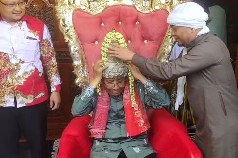 Mahfud MD Terima Mahkota dari Ustad Ujang Bustomi di Cirebon