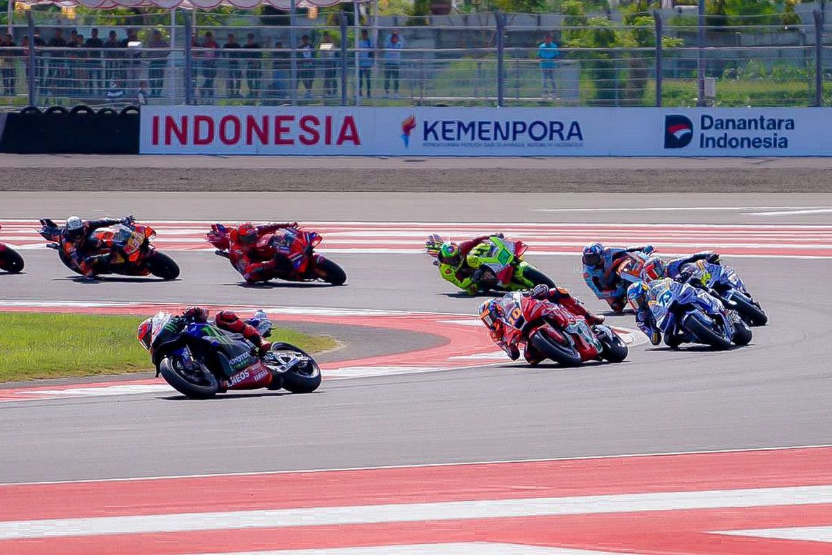 Para pembalap saling menyalip dan memacu motornya untuk memperebutkan posisi pertama pada ajang MotoGP di Sirkuit Mandalika, Lombok Tengah, NTB pada Minggu (5/10/2025). Event balap internasional ini merupakan tahun keempatnya digelar di Indonesia.