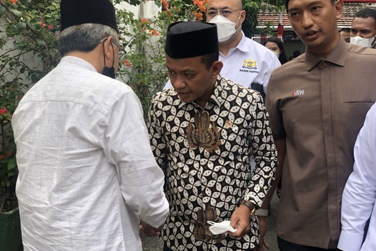 Menteri Investasi Bahlil Lahadalia malayat ke rumah duka mantan Menteri ATR/BPN Ferry Mursyidan Baldan di kawasan Kemanggisan, Palmerah, Jakarta Barat, Jumat (2/12/2022). 