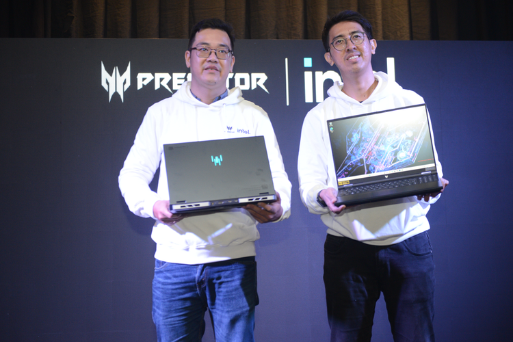 Andreas Lesmana, Gaming Product Manager dan Taher Maulana, Presales Acer Indonesia memperlihatkan [roduk New Predator Helios Neo 16
