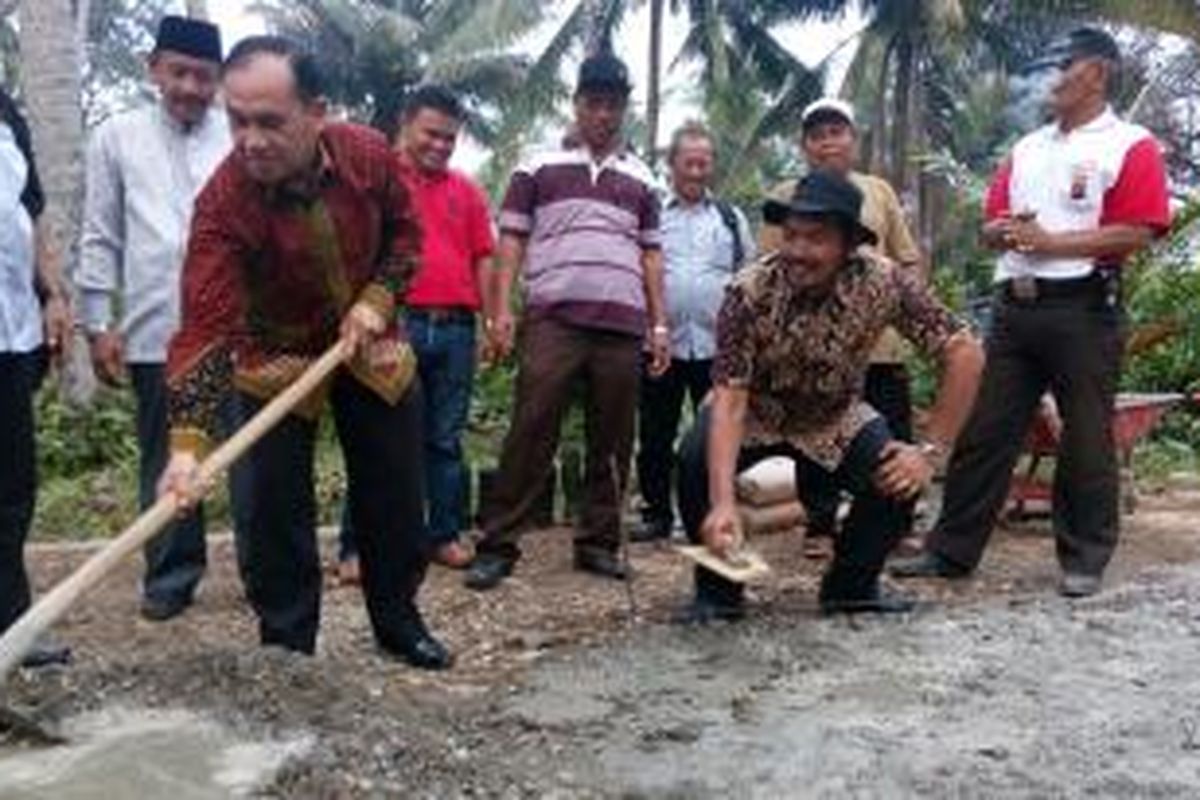 Direktur Pemberdayaan Masyarakat Desa Kementerian Desa PDT dan Transmigrasi Eko Sri Haryanto (berbaju batik dan bertopi) bersama Sekda Padang Pariaman Jonpriadi menandai dimulainya pembangunan infrastruktur jalan desa di Nagari Pakandangan, Padang Pariaman Sumatera Barat, Sabtu (10/10/2015).