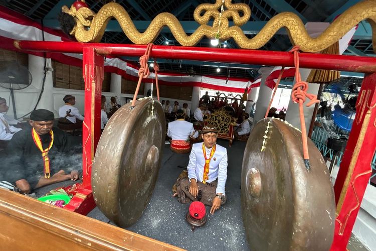Miyos Gongso Keraton Solo: Kubu Hangabehi Tabuh Gamelan, Kubu Purboyo Bagikan Telur Asin