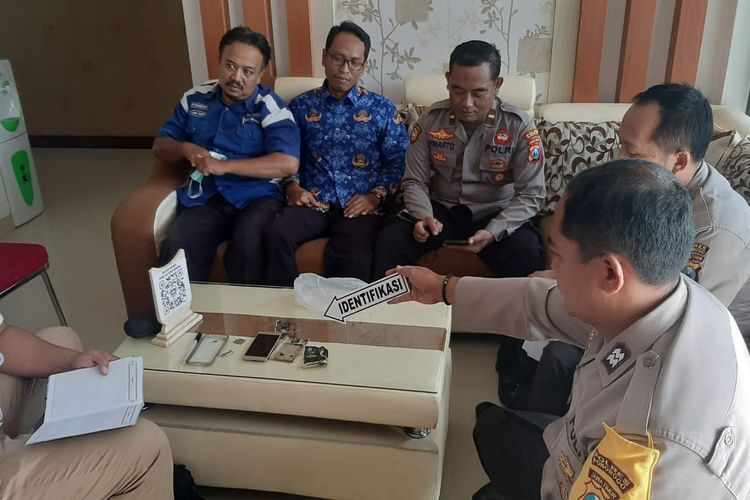 TERBAKAR--Anggota Polsek Slahung menunjukkan handphone yang terbakar usai meledak didalam kelas di SMKN 1 Slahung, Kabupaten Ponorogo, Jawa Timur, Rabu (18/1/2023).