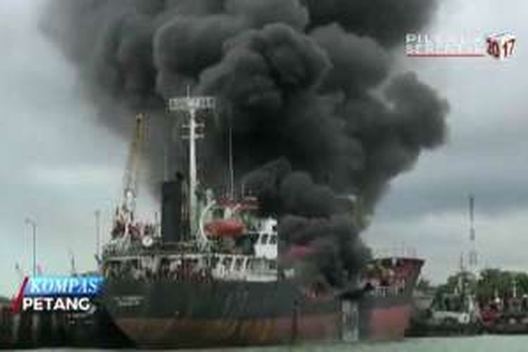 Sebuah tanker yang sedang diperbaiki di Pelabuhan Rakyat, Pantai Stres, Batuampar, Batam, terbakar dan meledak, Rabu (16/11/2016) siang. 